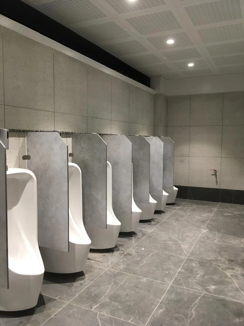 Nhà vệ sinh dưới chân núi